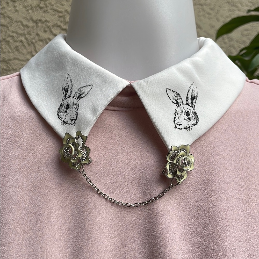 Vintage collar/sweater clip with chain in the cute vintage pouch